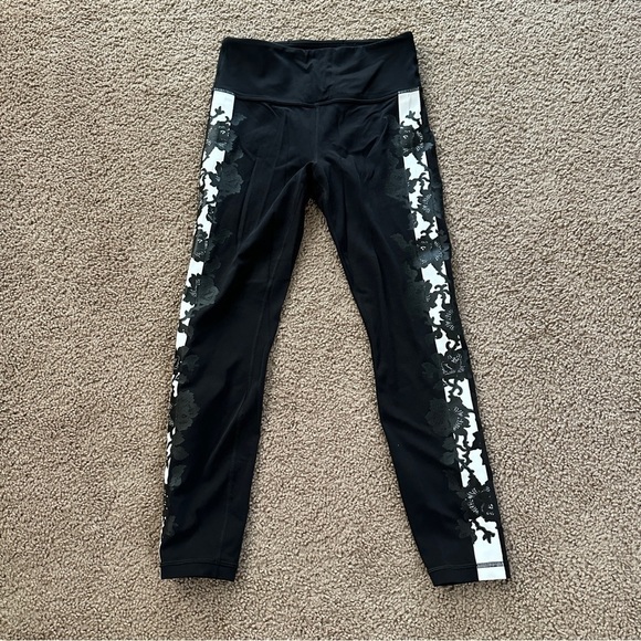 Athleta Women's Black & White Elation Rose Stripe 7/8 Tights in Powervita sz S - Picture 4 of 12